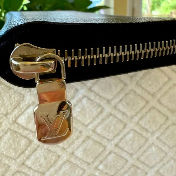 LOUIS VUITTON Damier Graphite Zippy
Organizer Wallet - Picture 5 of 14